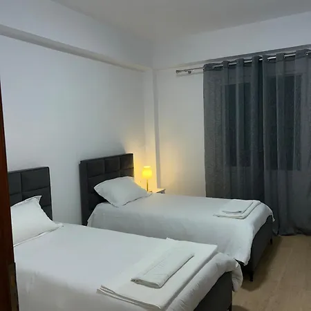 Flat In - Modern & Cozy 地拉那